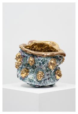 &raquo;Gekenterte Suppensch&uuml;ssel aus der Zeit der Opulenz&laquo; 2023, glazed, lustrated and partially gilded ceramics, 33cm &times; 30cm &times; 26cm