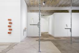 Ausstellungsansicht &raquo;House of bone body of stone&laquo; 2018 . REITER | Leipzig