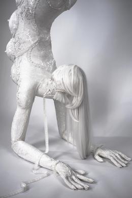 &raquo;Lola&laquo; (detail) 2023. Synthetic hair, fabric, polyester, fiberfill, plastic and metal, 235 &times; 200 &times; 60cm