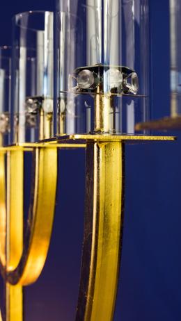 »Synkope Form III« (Detail) 2018, Stahl, Glas, Elektronik, 23.5 Karat Rosenobel-Doppelgold, 202 x 175 x 30 cm