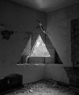 &raquo;Two triangles&laquo; 2013, Echtpigmentprint auf Faserpapier, 152 x 122 cm