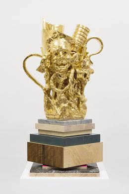 &raquo;Trophy for being where everyone else is&laquo; 2017, vergoldete Keramik, diverse H&ouml;lzer und Mamor, 31 x 31 x 60 cm