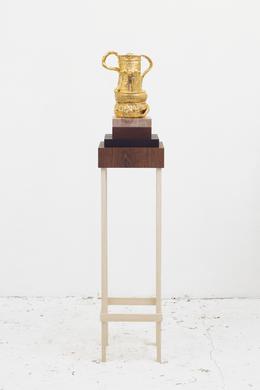 »Trophy for finding the jug of wisdom, drained to the dregs and stuck to a piece of wood« 2015, Glasierte Keramik,teilweise vergoldet, Tinte, Holzboden, 145 x 30 x 30 cm