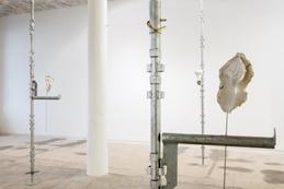 Ausstellungsansicht »House of bone body of stone« 2018 . REITER | Leipzig