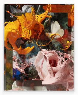 Christian Holze &raquo;Vase of flowers with pocket watch&laquo; 2022. Acryl und Firniss auf Inkjetdruck auf Leinwand, r&uuml;ckseitig bedrucktes Aluminium, Acrylglas. 135 x 105 cm