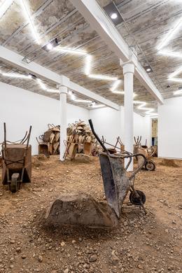 Ibrahim Mahama &raquo;Vanishing Points. 2014 &ndash; 2020&laquo; Ausstellungsansicht REITER | Leipzig