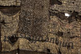 Ibrahim Mahama . ohne Titel 2018 (Detail) . Benutzte Jutesäcke, Aluminiumplomben, handgemaltes Werbebanner . 370 x 630 cm