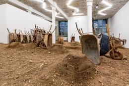 Ein Rundgang durch die Installation von Ibrahim Mahama in der Ausstellung &raquo;Vanishing Points. 2014 &ndash; 2020&laquo; bei REITER | Leipzig in 2021