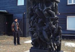 die neu entstandene Skulptur Laokoon Reverse (2022) von Christian Holze, die kürzlich im Skulpturengarten des Mönchehaus Museum Goslar installiert wurde.